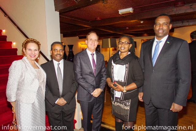 Eugenio, yo con los Embajadores de Oman y Rwanda