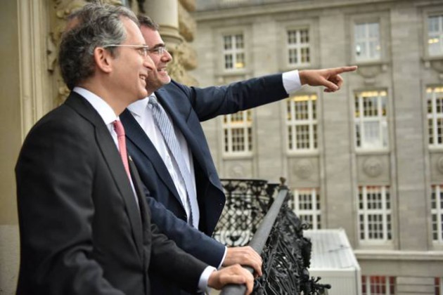 Plenipotentiary Counsellor of the Hamburg Senate for Foreign Affairs, Wolfgang Schmidt showing the city to Ambassador Gardner - Picture by Hamburg.de